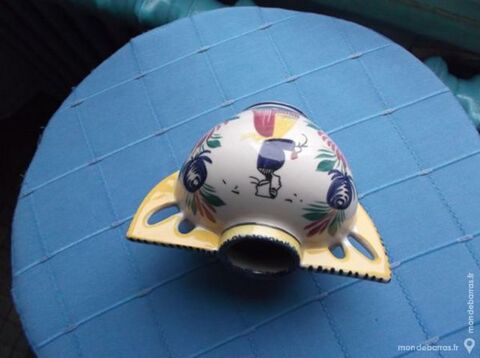 Vase  anse dcors d'une Bretone sign HB Quimper 48 Montargis (45)