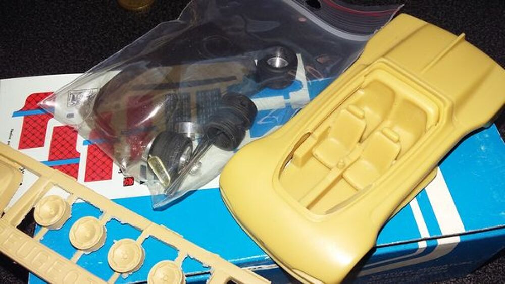 Voiture miniature Provence Moulage a monter 