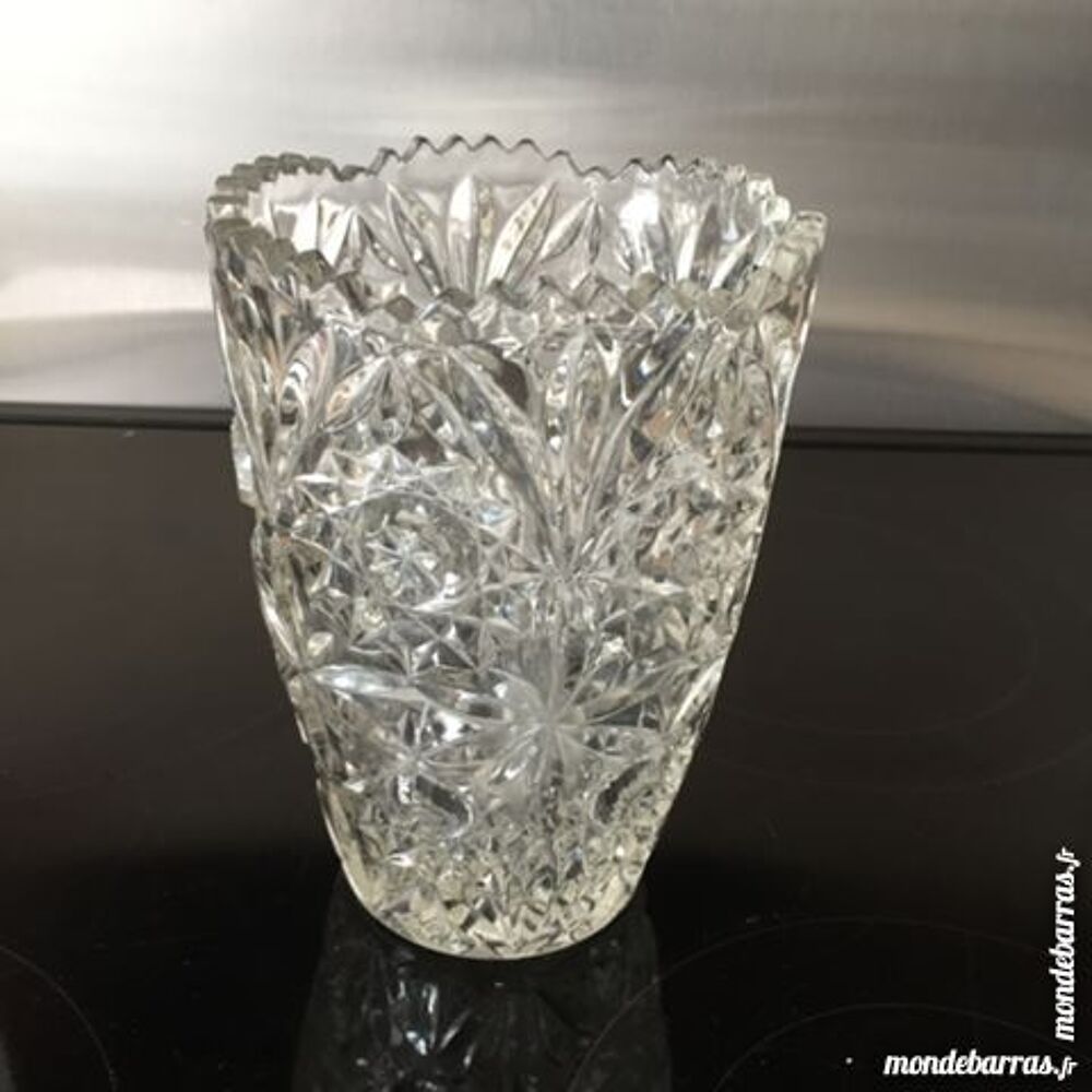 Joli vase en verre taill&eacute; Décoration