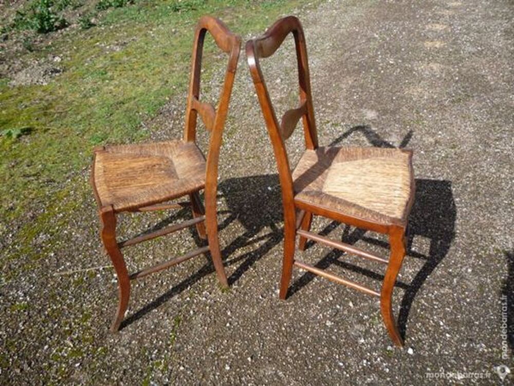 Deux chaises paill&eacute;es rustique en noyer Meubles