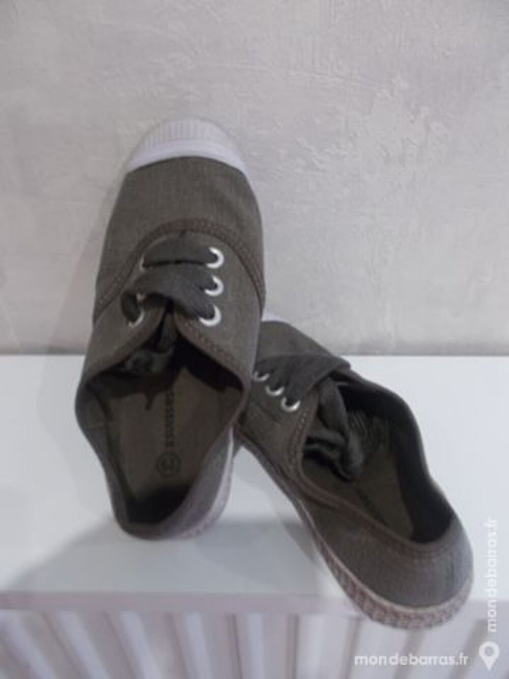 TENNIS NEUVE EN TOILE COULEUR TAUPE POINTURE 29 Chaussures
