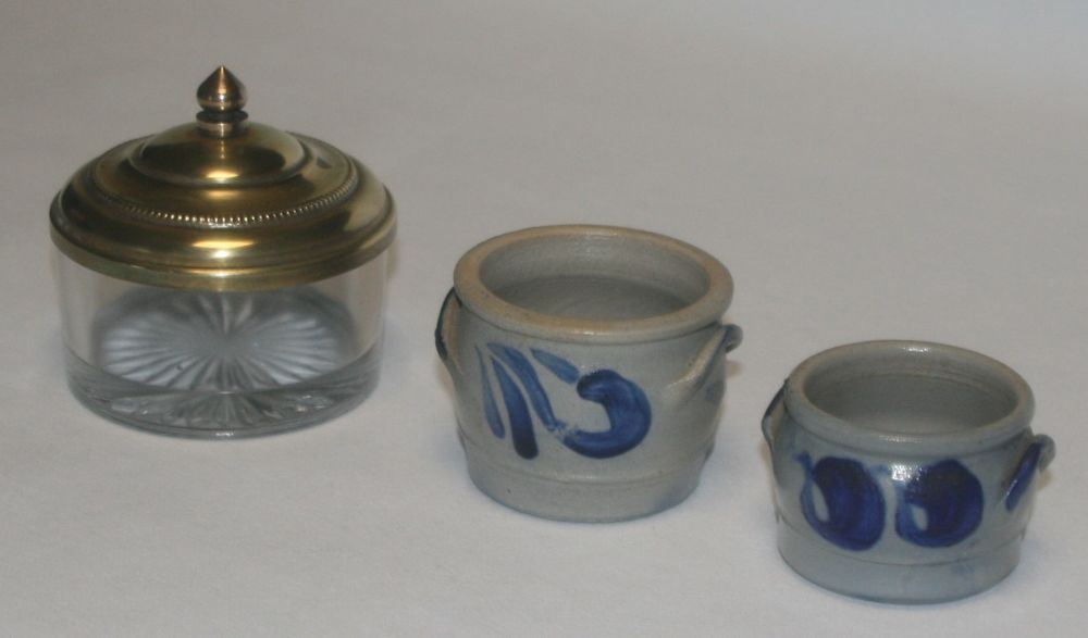 Pots en gr&eacute;s bleu d'Alsace et sucrier en verre Décoration