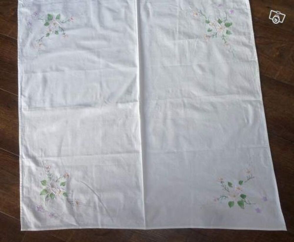 NAPPE blanche avec des fleurs Décoration