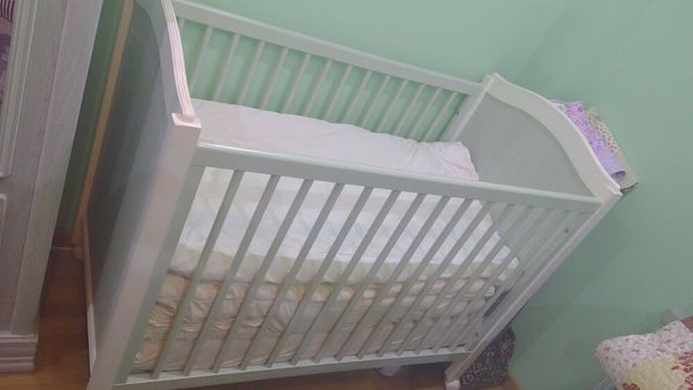 Ensemble lit b&eacute;b&eacute; avec armoire tr&egrave;s bon &eacute;tat Mobilier enfants