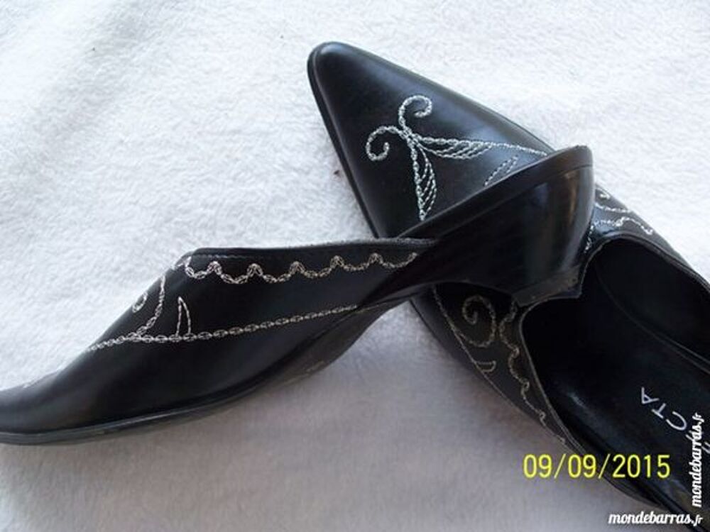 JOLIE PAIRE DE BABOUCHE QUASI NEUVE T 37 ANS Chaussures