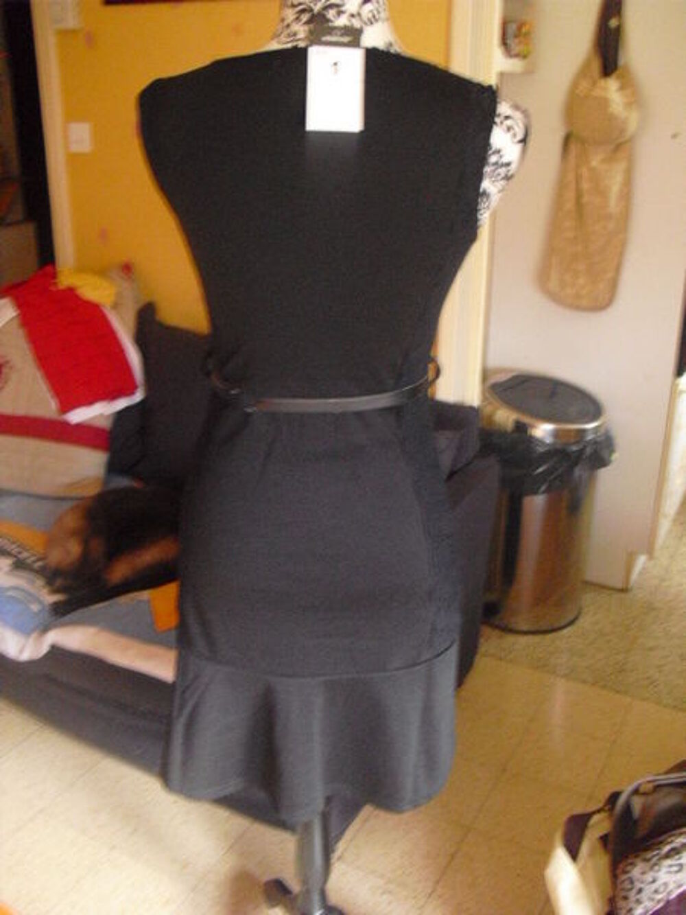 robe noire dentelles avec ceinture NEUVE encore &eacute;tiquette T1 Vtements
