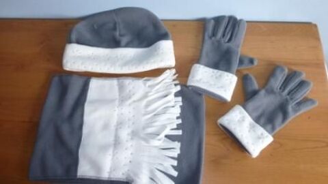 ensemble BONNET GANTS et ECHARPE gris/blanc - fille 10 Doussard (74)