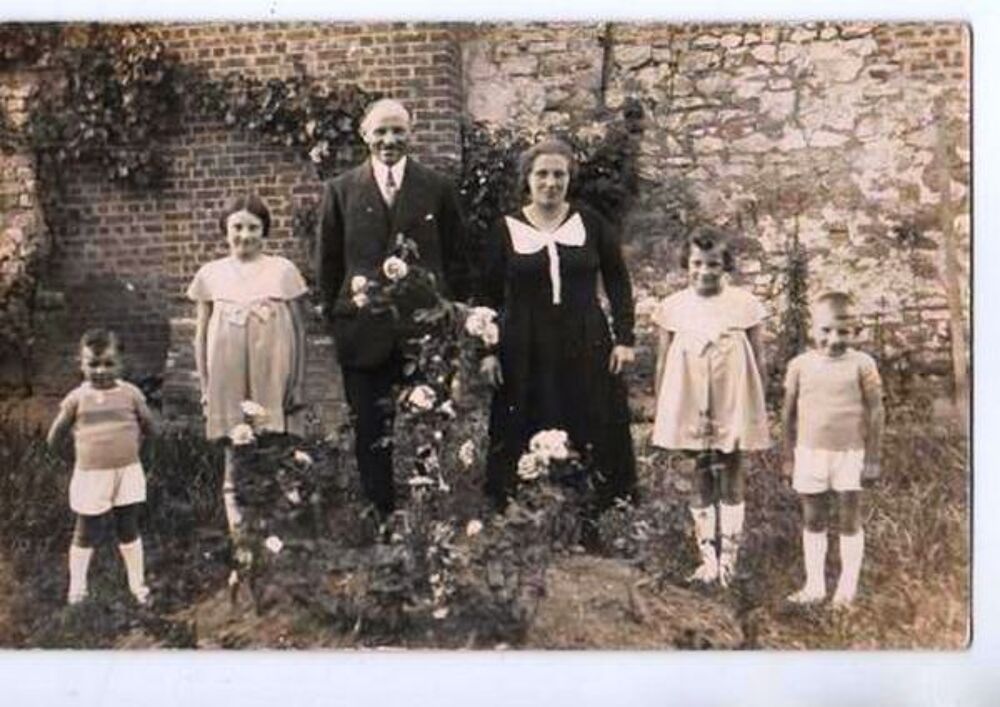 CARTE POSTALE - une famille / prisportcompris 