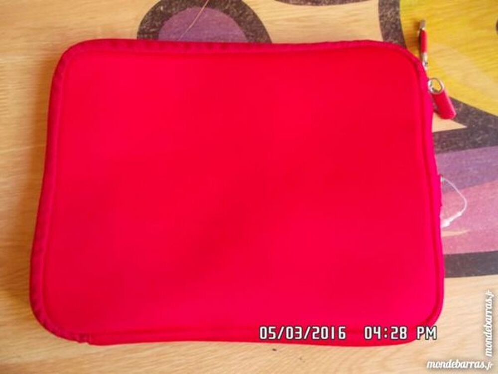 POCHETTE ROUGE EN MOUSSE Bijoux et montres