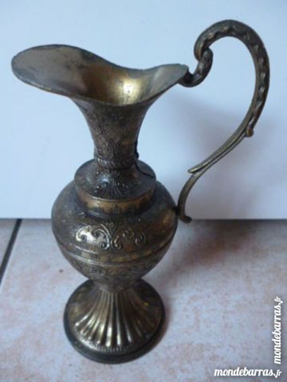 Pichet / Vase en laiton avec anse Décoration