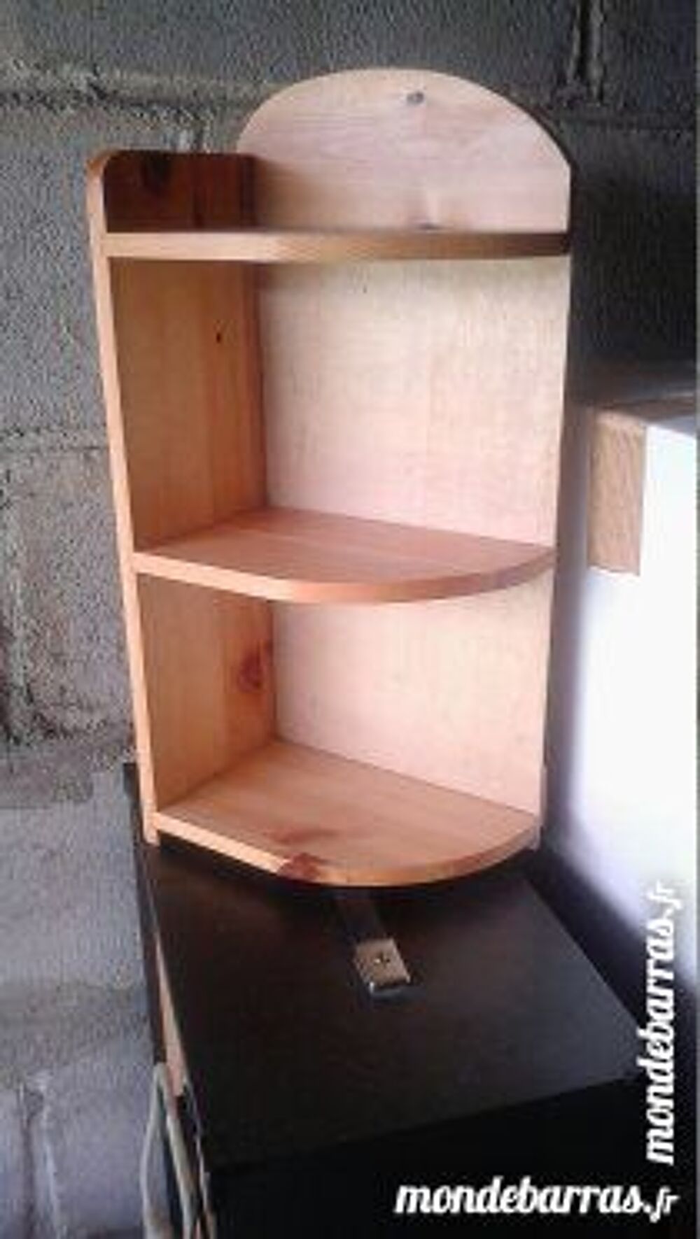 plusieurs &eacute;tag&egrave;res en bois. Cuisine