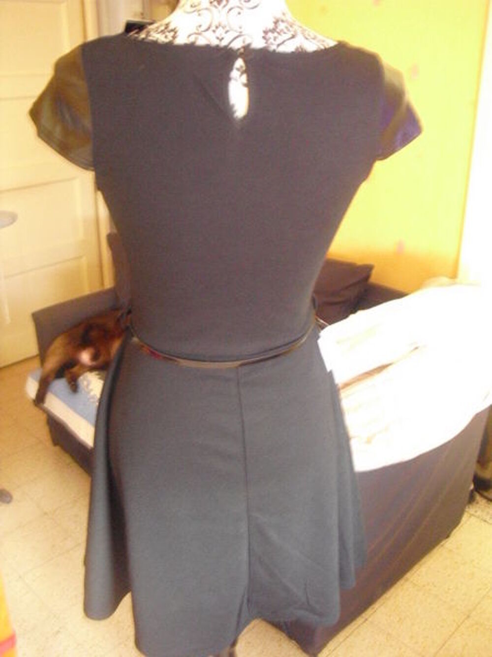 robe bi mati&egrave;re noire avec ceinture NEUVE &eacute;tiquette T 2 Vêtements