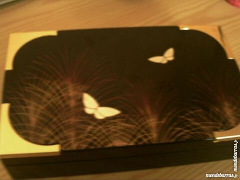 Boite en laqu� noir 4 �loyes (88)