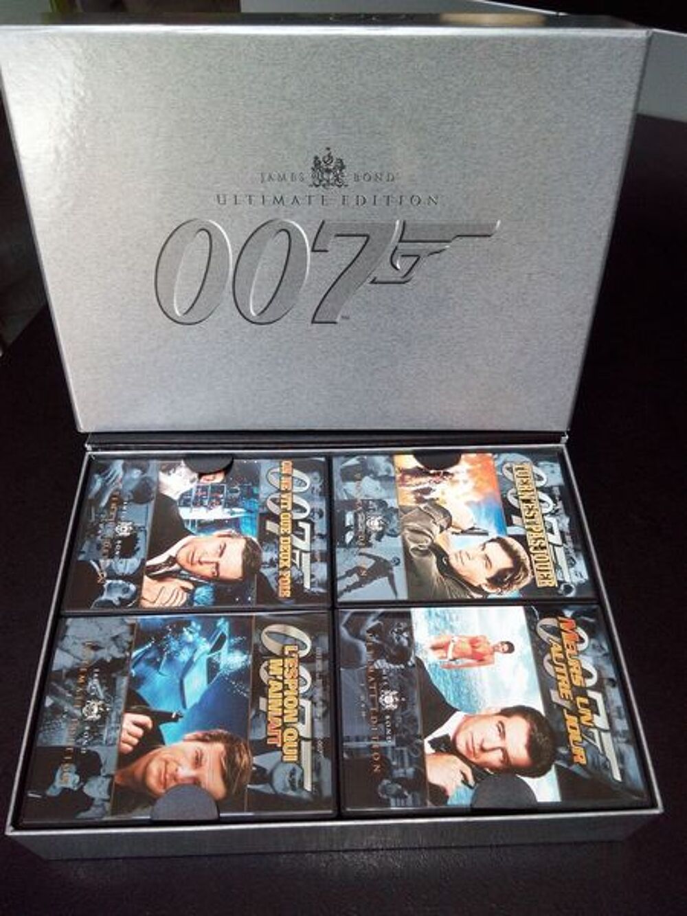 Coffret James bond Ultimate (2007). DVD et blu-ray