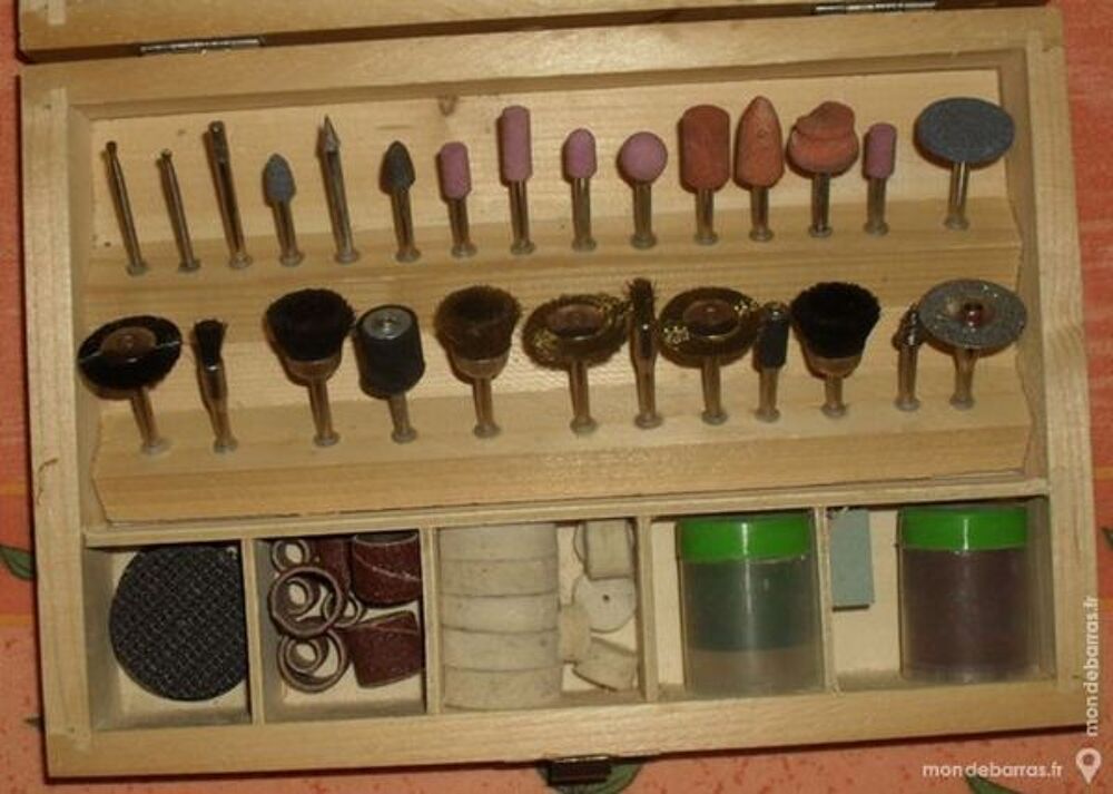 Outils de pr&eacute;cision dans coffret en bois. Bricolage