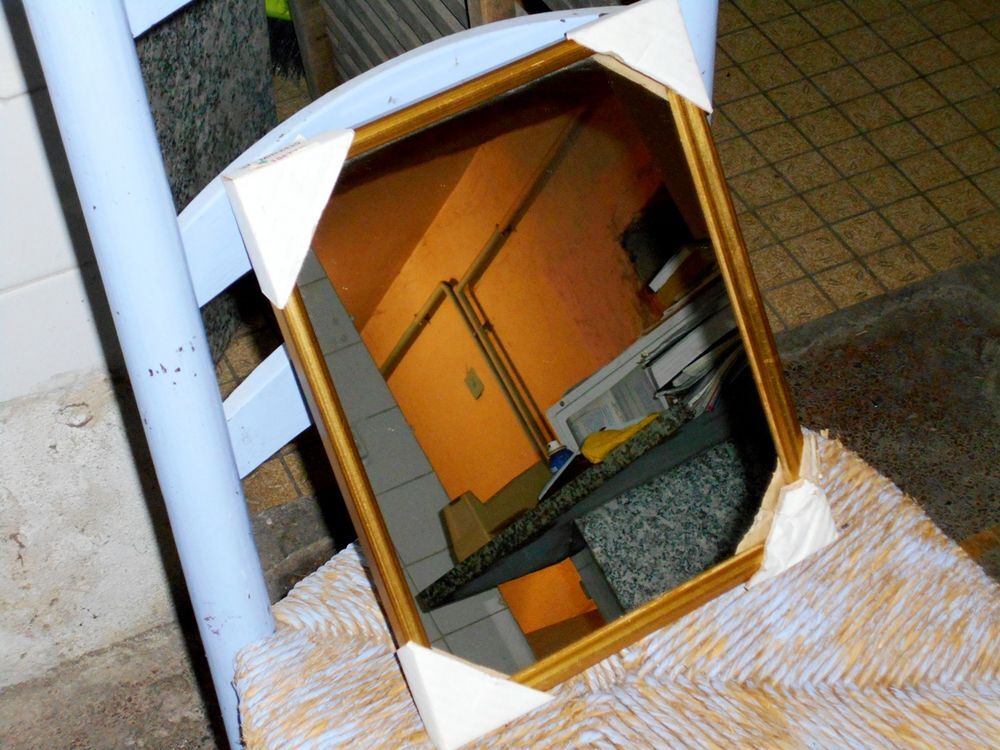 Glace miroir dor&eacute; hauteur 31 cm largeur 26cm tr&egrave;s bon &eacute;tat Décoration