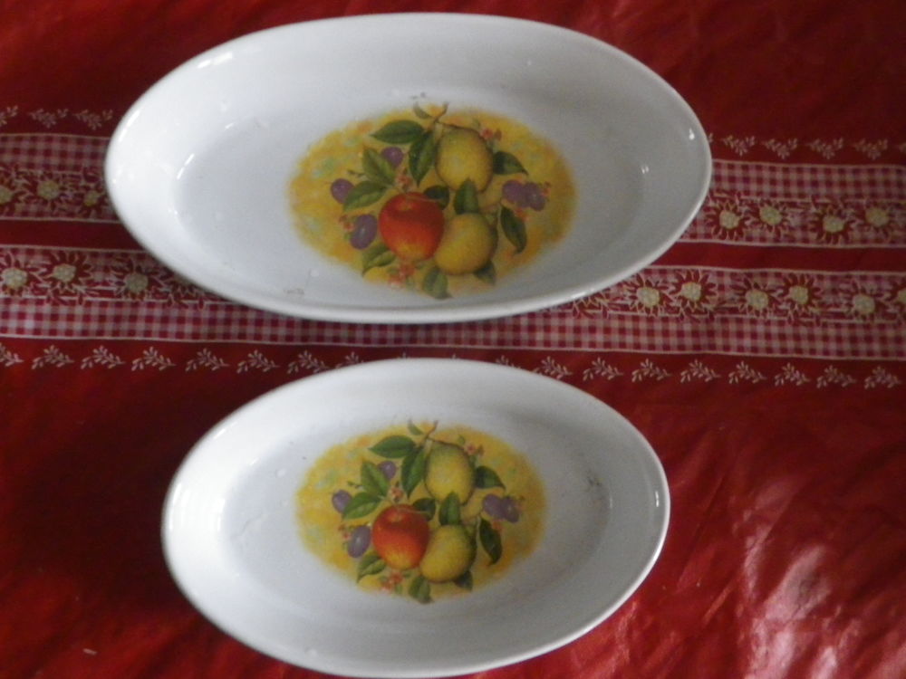 LOT DE 2 PLATS A FOUR FAIENCE BLANCHE DECOR FRUITS Cuisine