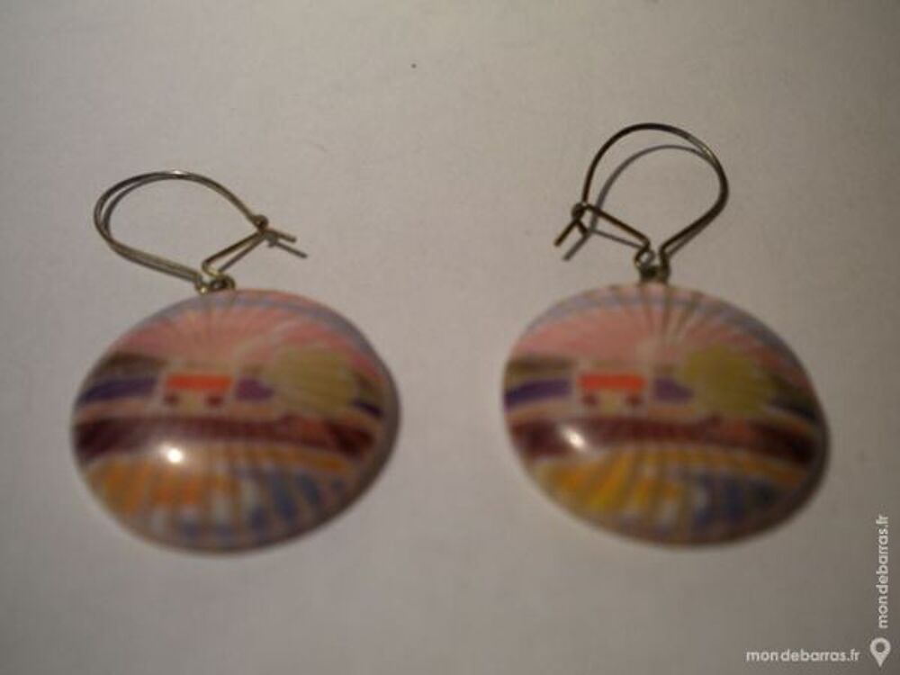 BOUCLE D'OREILLES &laquo; Maison champ&ecirc;tre &raquo; Bijoux et montres