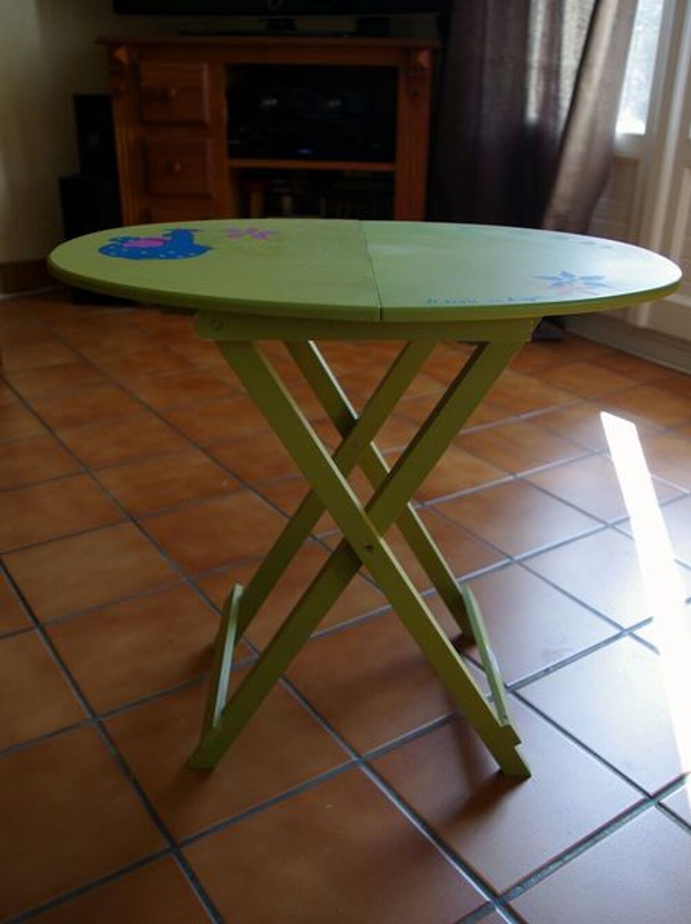 Petite table enfant en bois d&eacute;co Dragon. Mobilier enfants