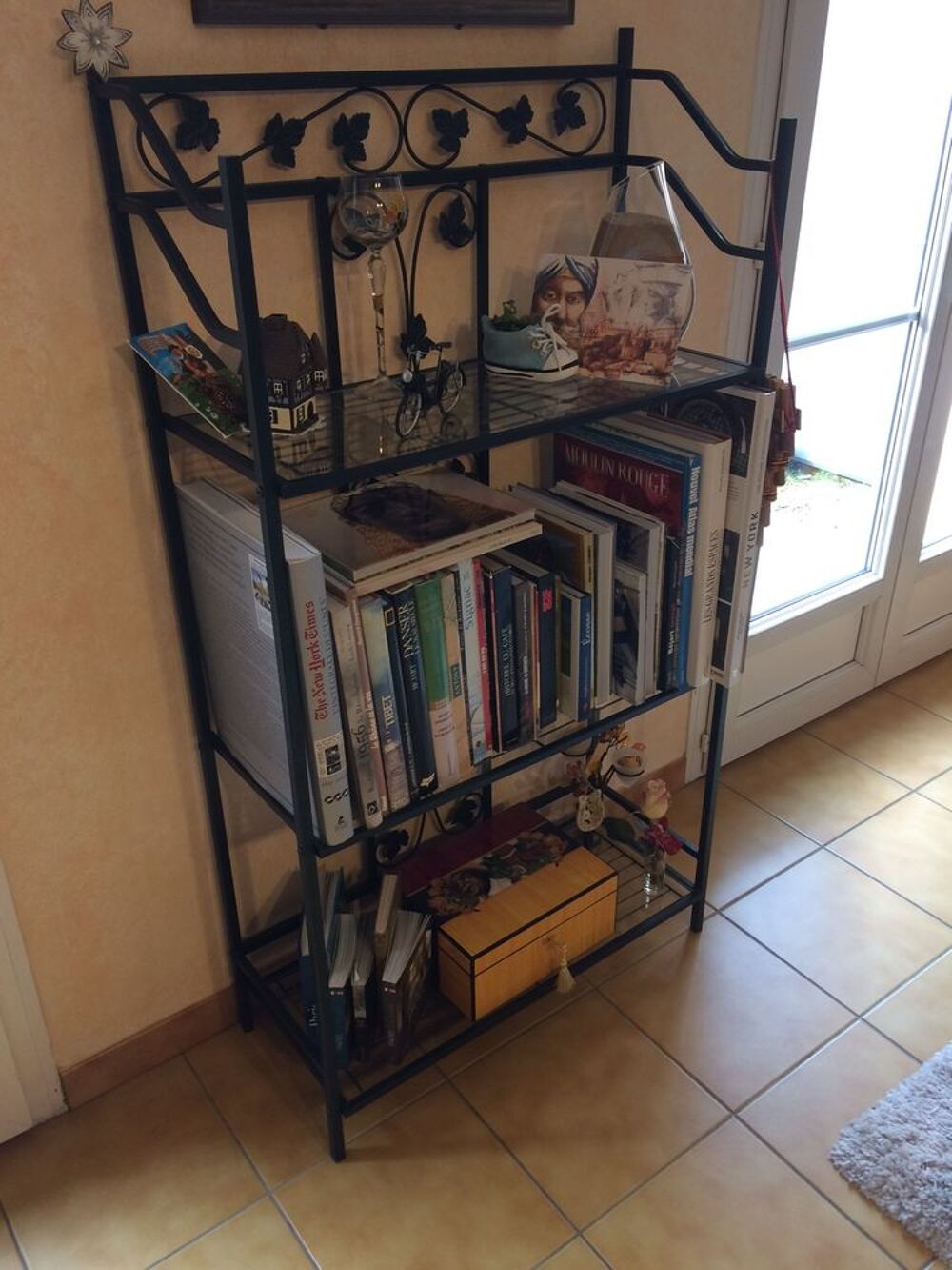 une &eacute;tag&egrave;re &agrave; livres 140 H par 75 L par 31 cm Meubles