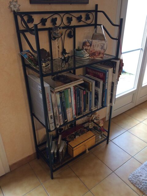 une tagre  livres  140 H par 75 L par 31 cm 30 Antony (92)