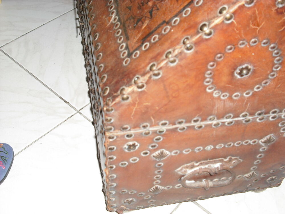 COFFRE ANCIEN EN CUIR INTERESSANT POUR BROCANTEUR Meubles