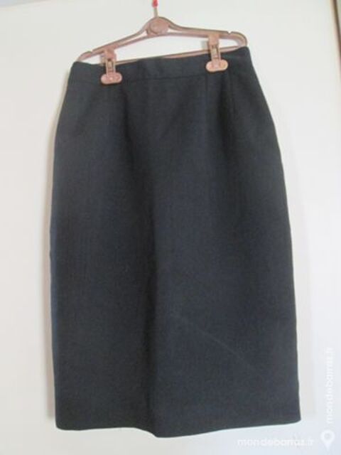 Petite jupe noire droite taille 42 10 Goussainville (95)