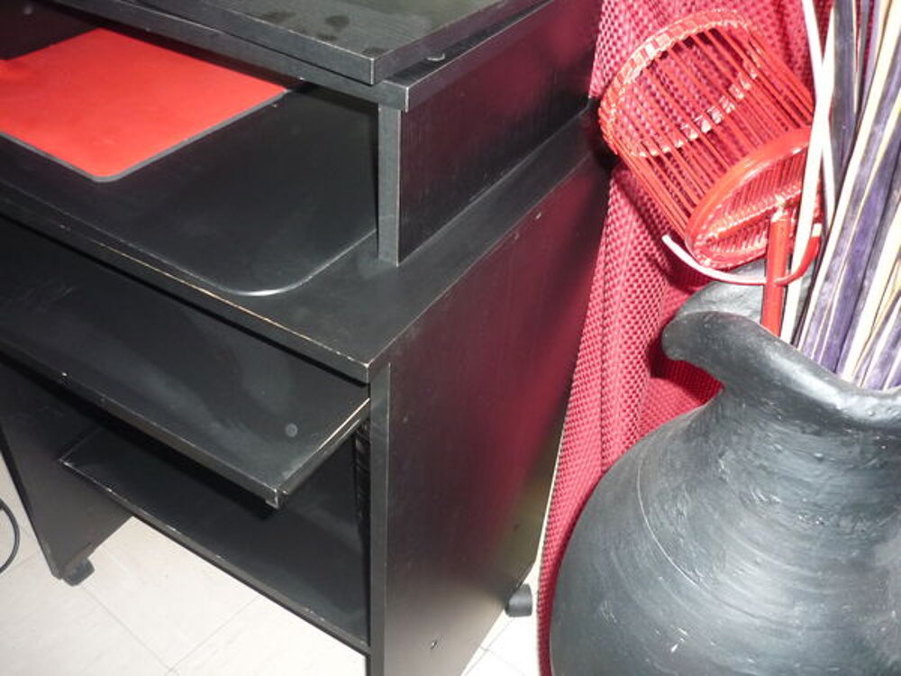 petit bureau noir peu encombrant Meubles