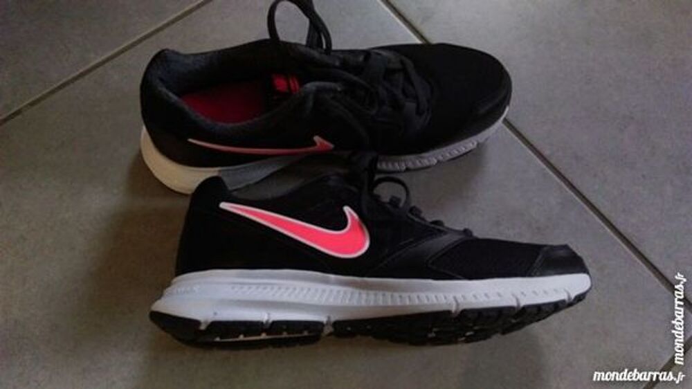 chaussures neuve NIKE T.40 Chaussures