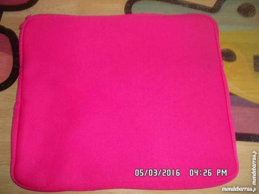 POCHETTE ROSE EN MOUSSE Bijoux et montres