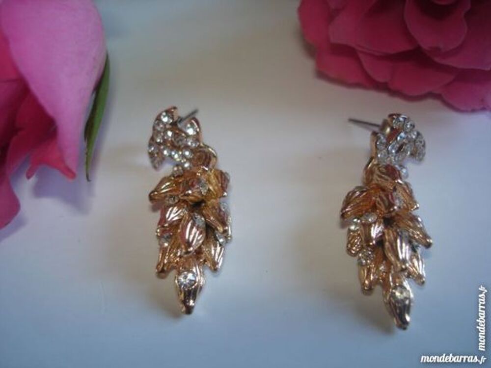 BOUCLES D'OREILLES CHANEL PENDENTES. Bijoux et montres