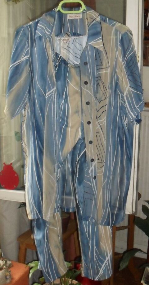 Ensemble Femme ultra lger motifs bleuts.Taille 1 25 Montreuil (93)