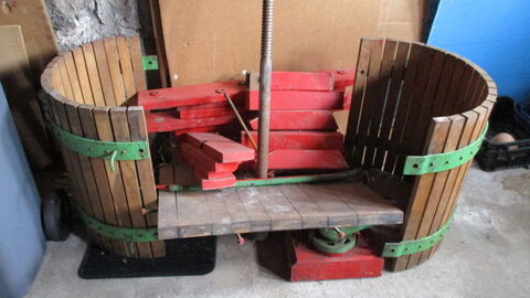 Pressoir  pommes ou  raisins 400 Brive-la-Gaillarde (19)