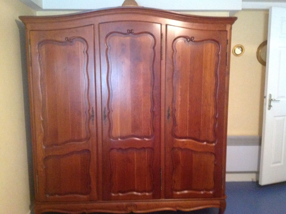 Armoire penderie en merisier Meubles