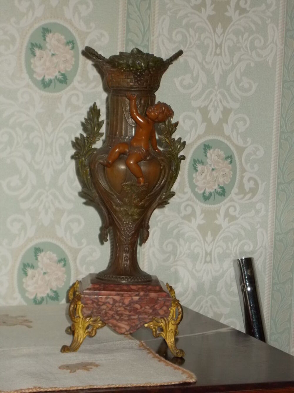 Horloge et vases D�coration