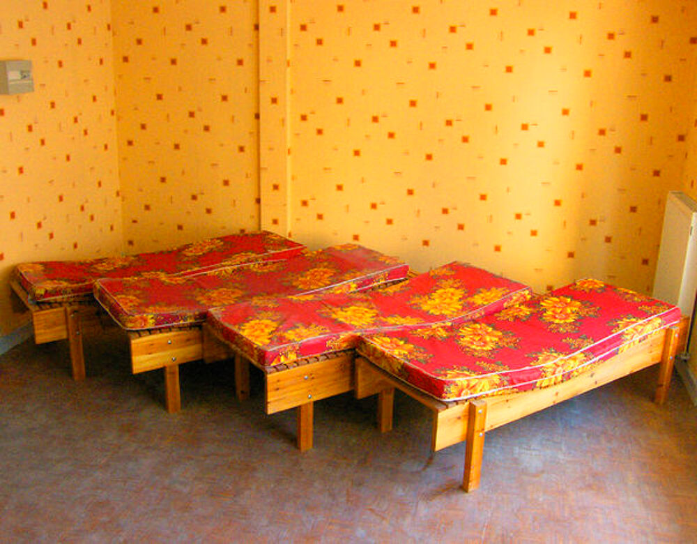 4 lits de repos ergonomiques en bois vernis. Meubles