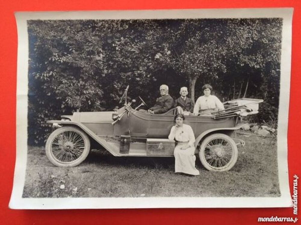 Photo ancienne voiture et personnages 