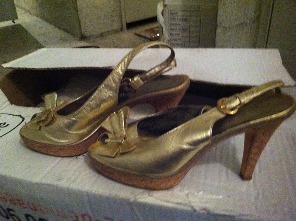 CHAUSSURES FEMMES EN CUIR DORE Chaussures