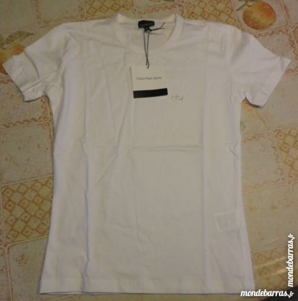 T-SHIRT CALVIN KLEIN NEUF AVEC ETIQUETTE Vêtements