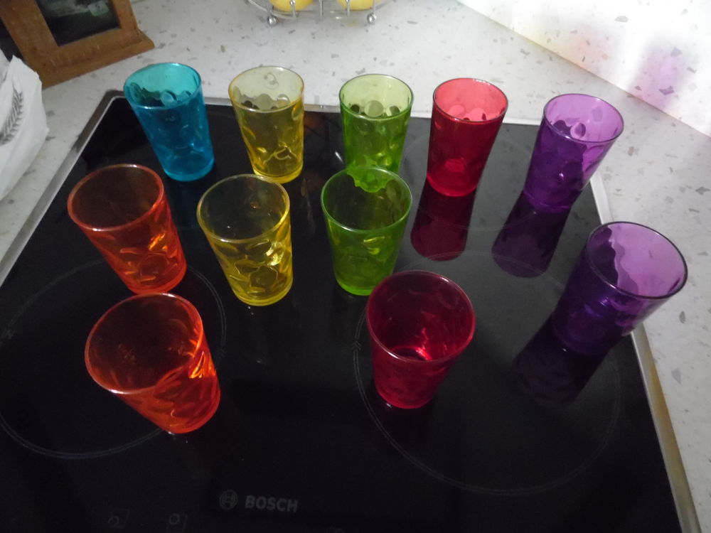 lot de 11 verres color&eacute;s, d'occasion Cuisine