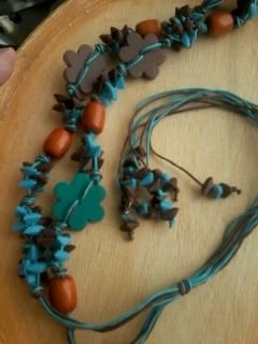collier neuf motifs en bois l&eacute;ger turquoise vert Bijoux et montres