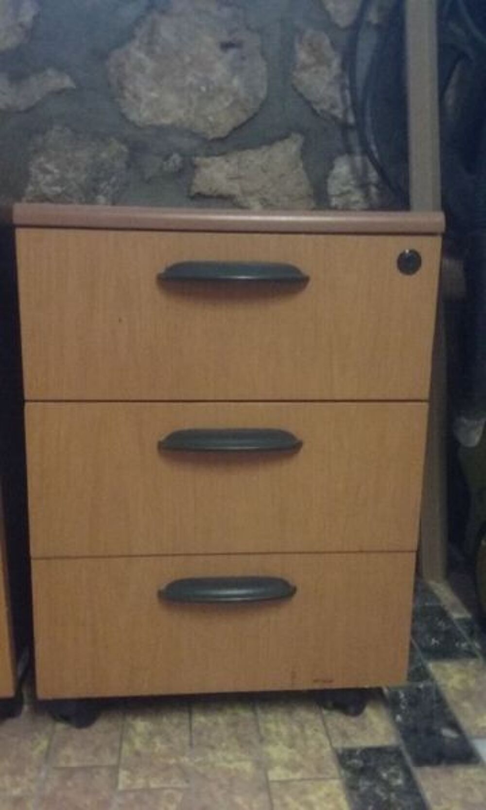 vends caissons de bureau fermant a cl&eacute; Meubles
