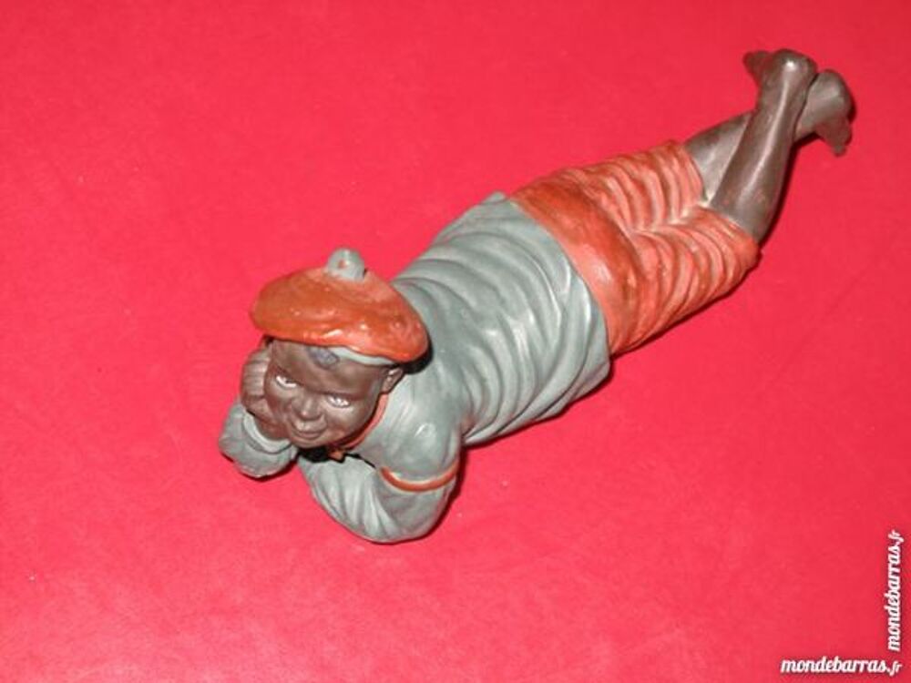 Statuette r&eacute;sine jeune homme allong&eacute; Jeux / jouets