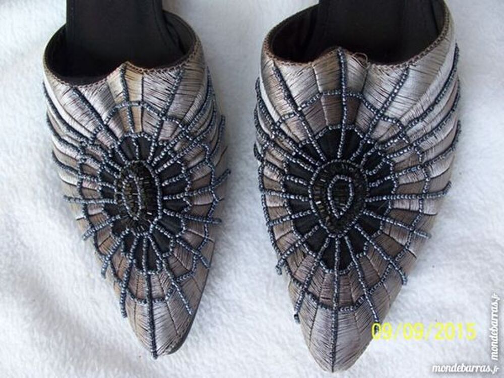 JOLIE PAIRE DE BABOUCHE BRODEE FINE PERLE Chaussures