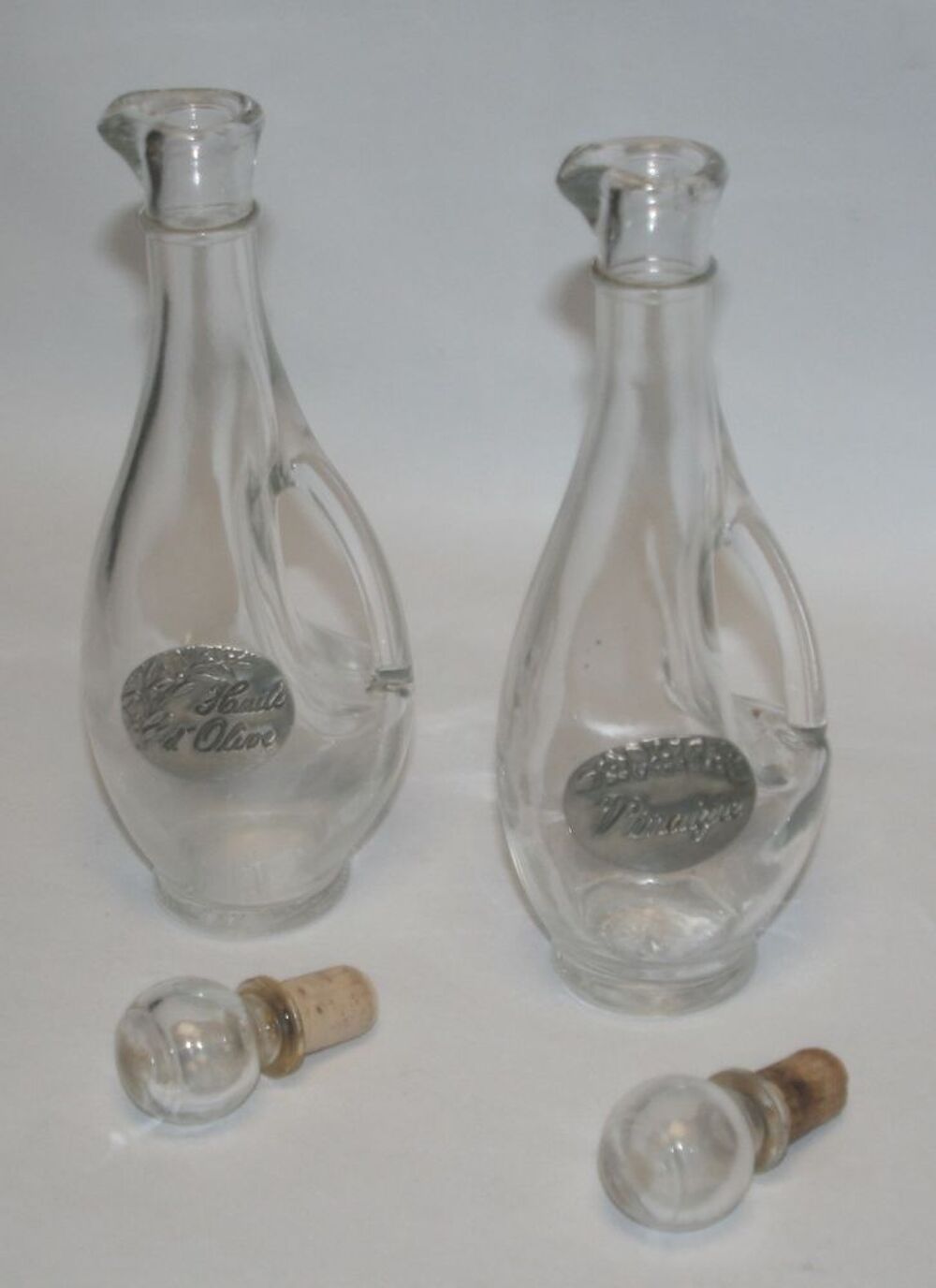 Ensemble carafes huile vinaigre &eacute;tiquet&eacute; en &eacute;tain. Cuisine