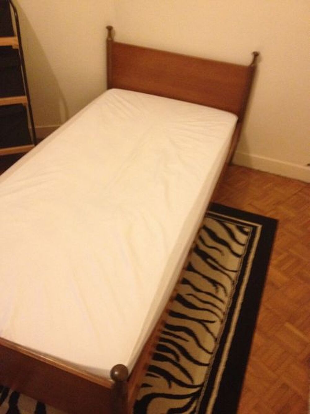 Lit Sommier Matelas et house tapis URGENT Meubles
