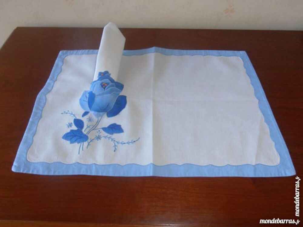 Set de table brod&eacute; bleu + serviette (68) Cuisine