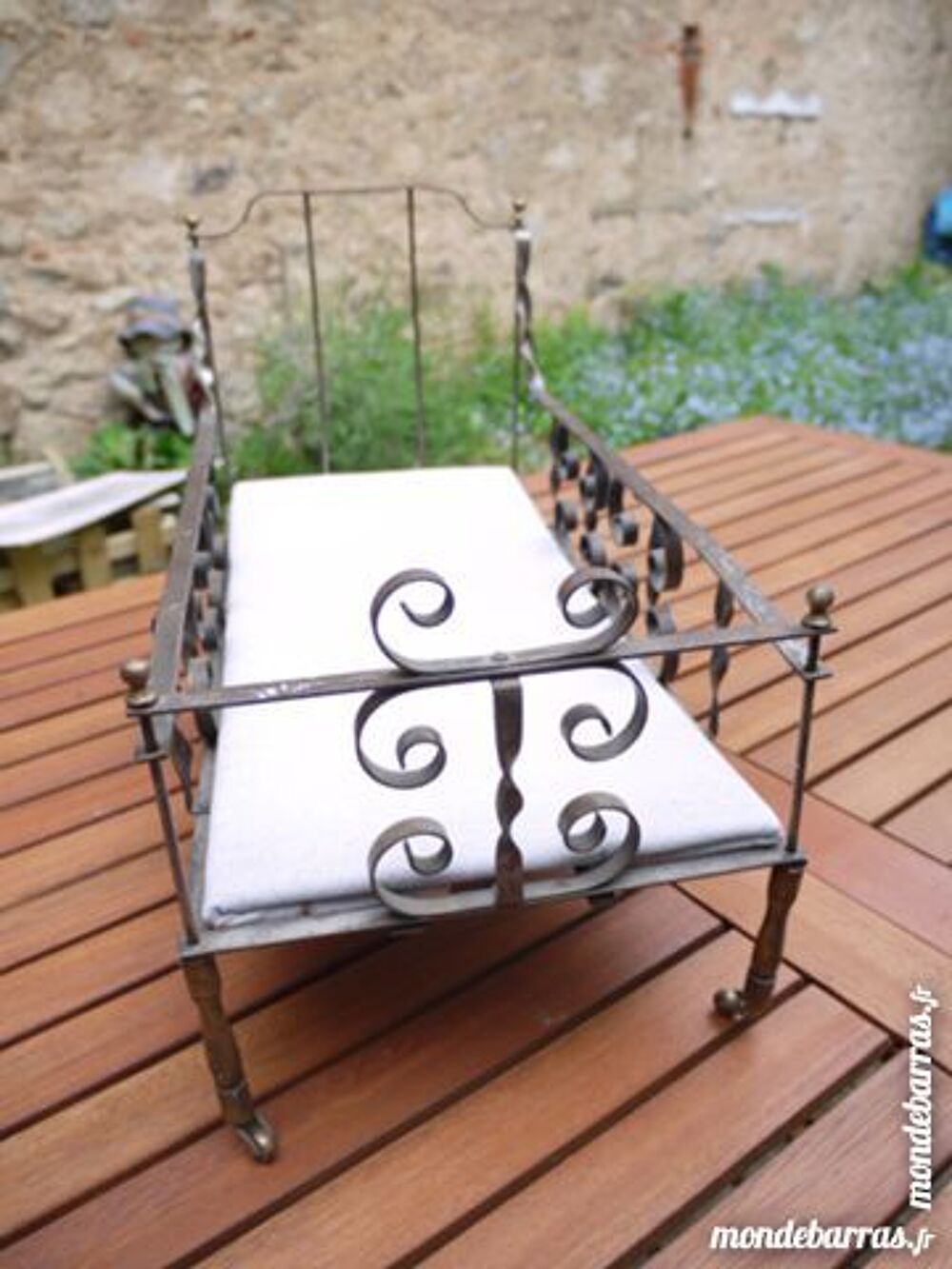 Ancien lit de poup&eacute;e en fer forg&eacute; Jeux / jouets