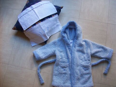 peignoir, 2 taies,1 coussin - 9  12 mois - zoe 3 Martigues (13)