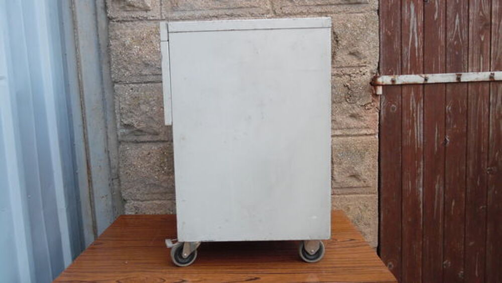 MEUBLE METALLIQUE Meubles